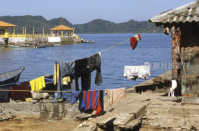 洗衣晾衣绳俯瞰海湾码头阿马帕拉Isla del Tigre洪都拉斯